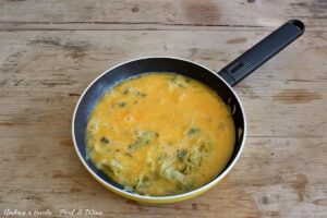uova nella padella per la frittata