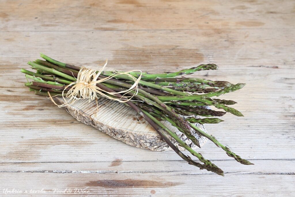 mazzetto di asparagi selvatici