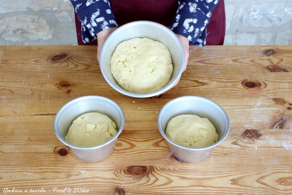 pizzadi Pasqua al formaggio negli stampi