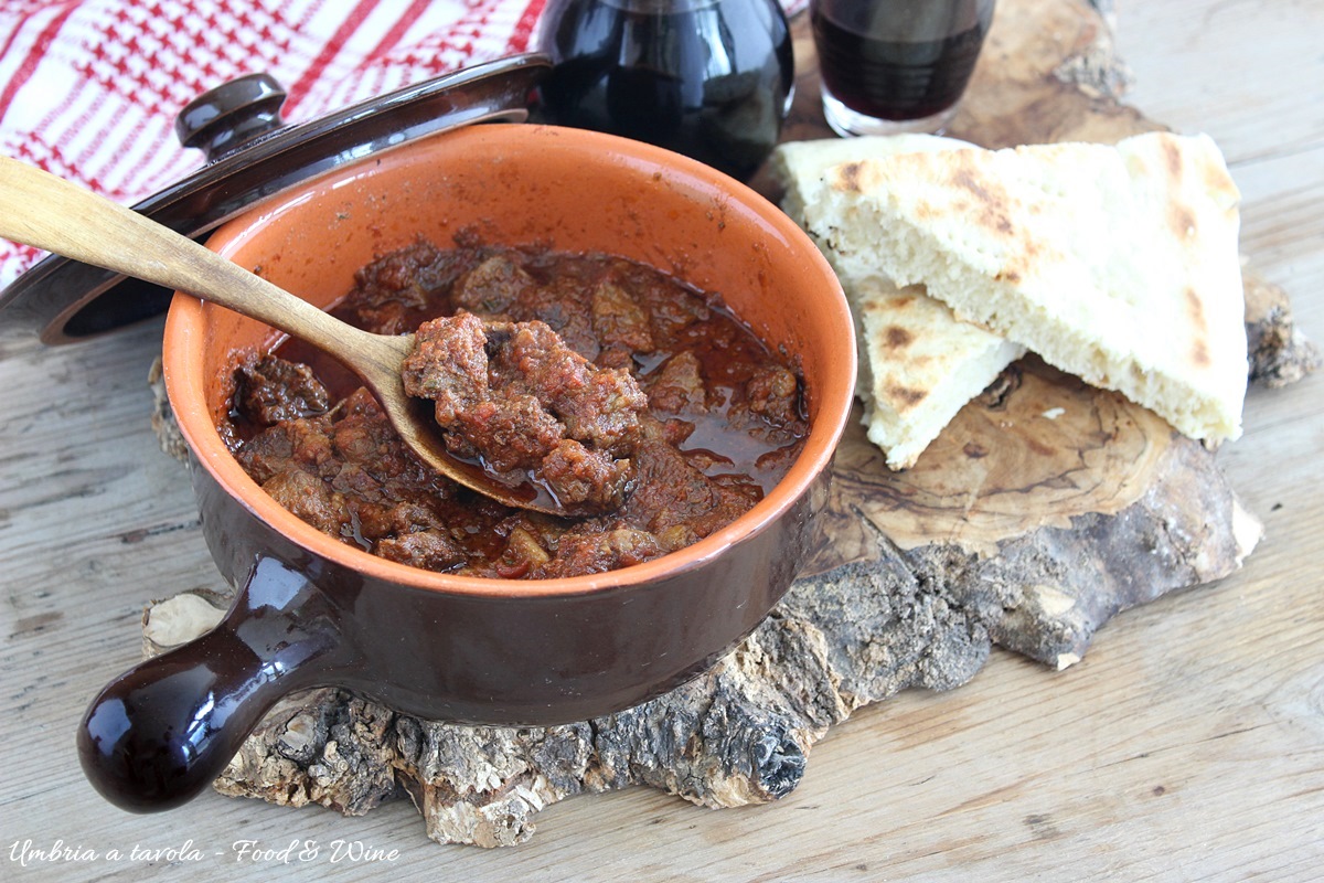 tegame in cocco con spezzatino di cinghiale