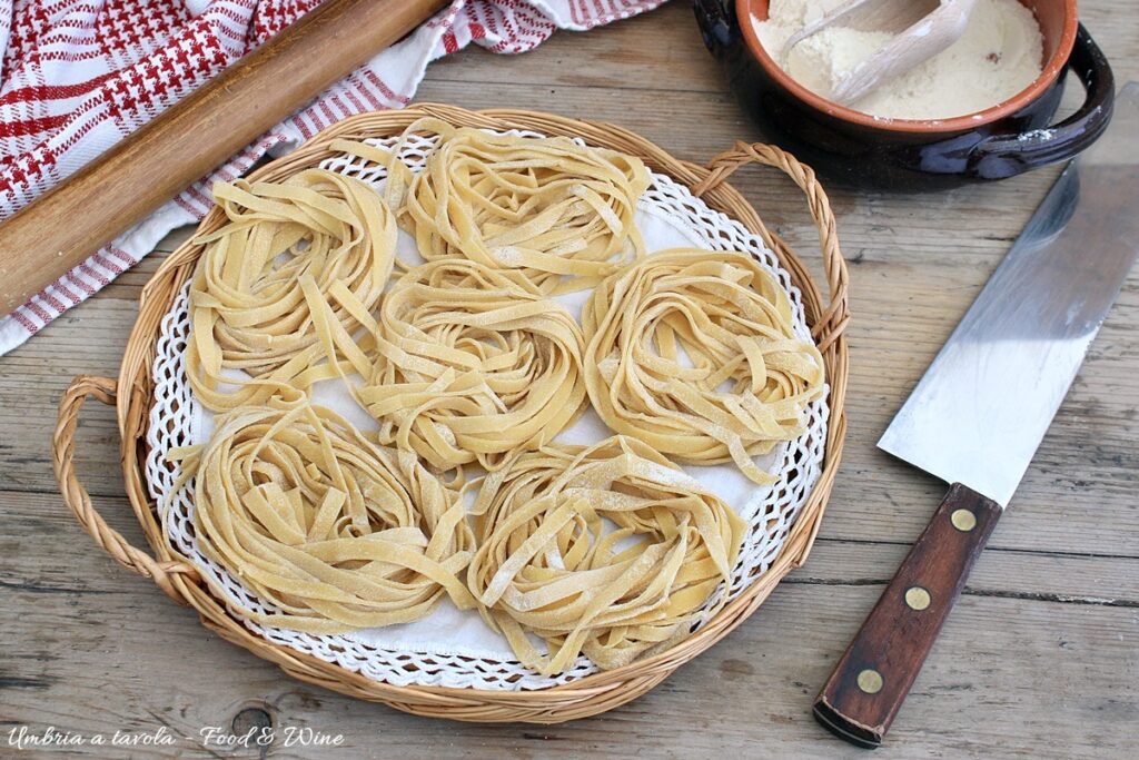 tagliatelle fatte in casa con uova e farina
