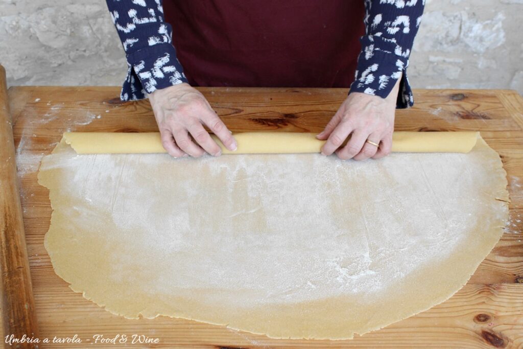 arrotolare la sfoglia umbra per tagliatelle