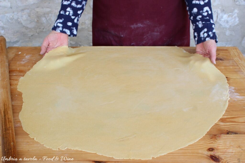 sforglia di pasta fresca fatta in casa per tagliatelle umbre