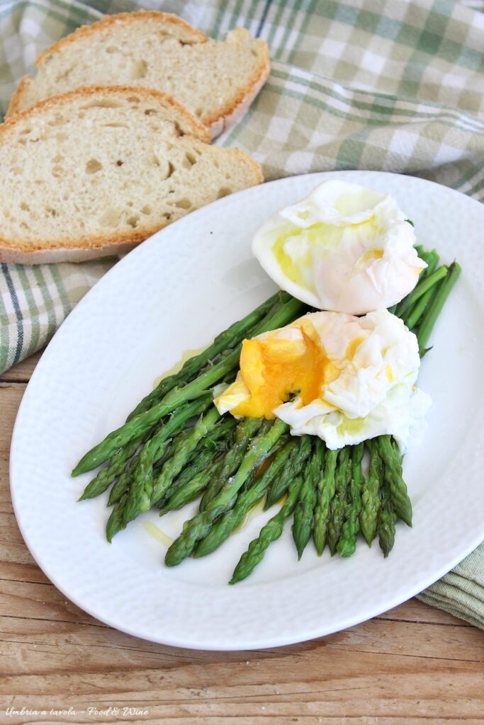 asparagi lessi e uova in camicia
