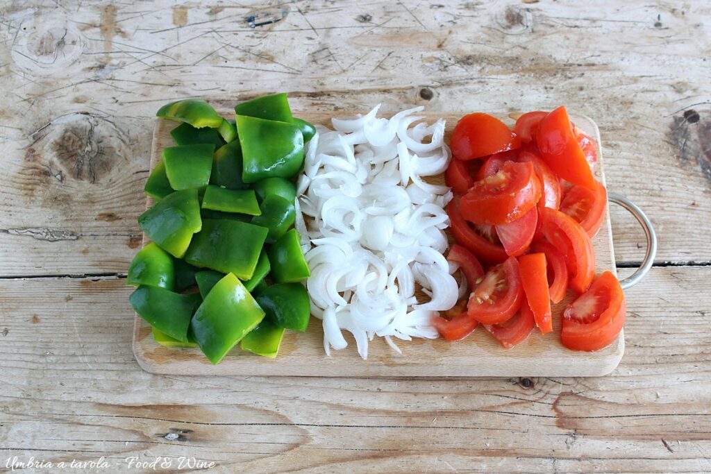 peperoni, cipolle e pomodori, ingredienti della bandiera umbra, contorno estivo