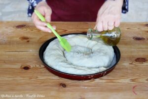 spennellare il biscio con l'olio