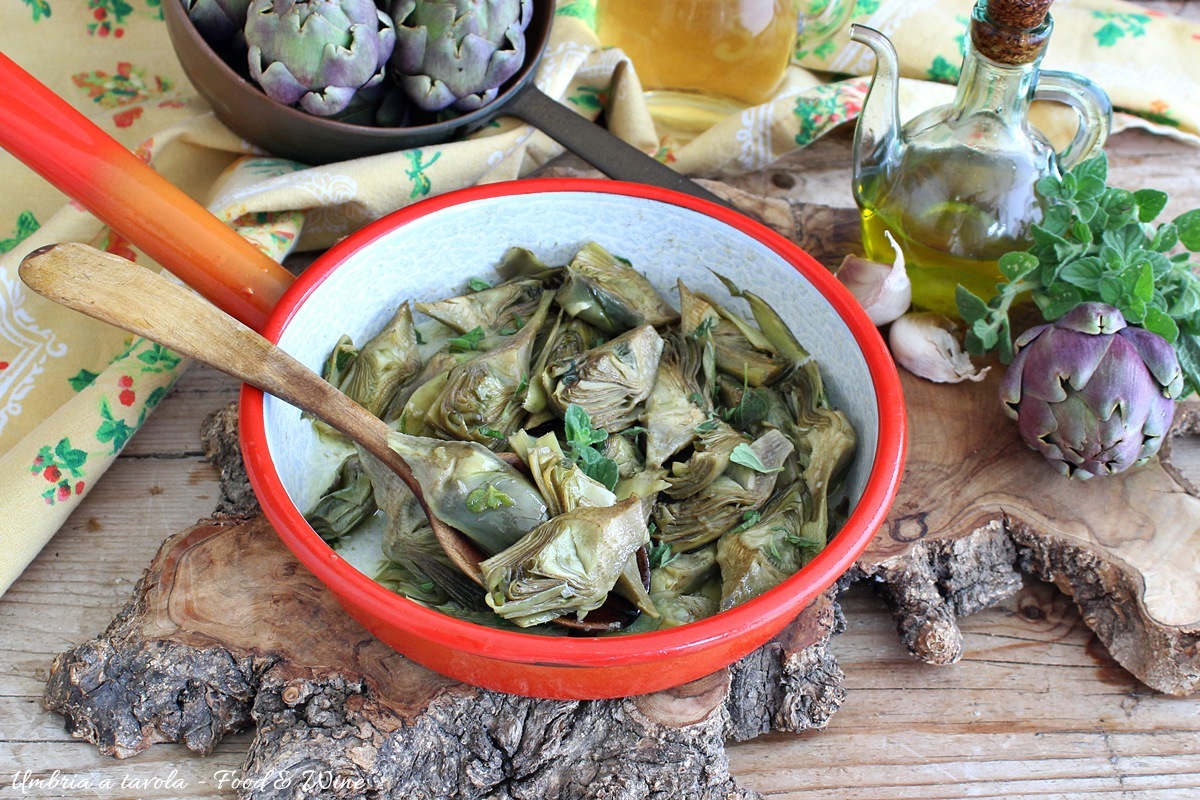 spicchi di carciofi con aglio, mentuccia e vino bianco