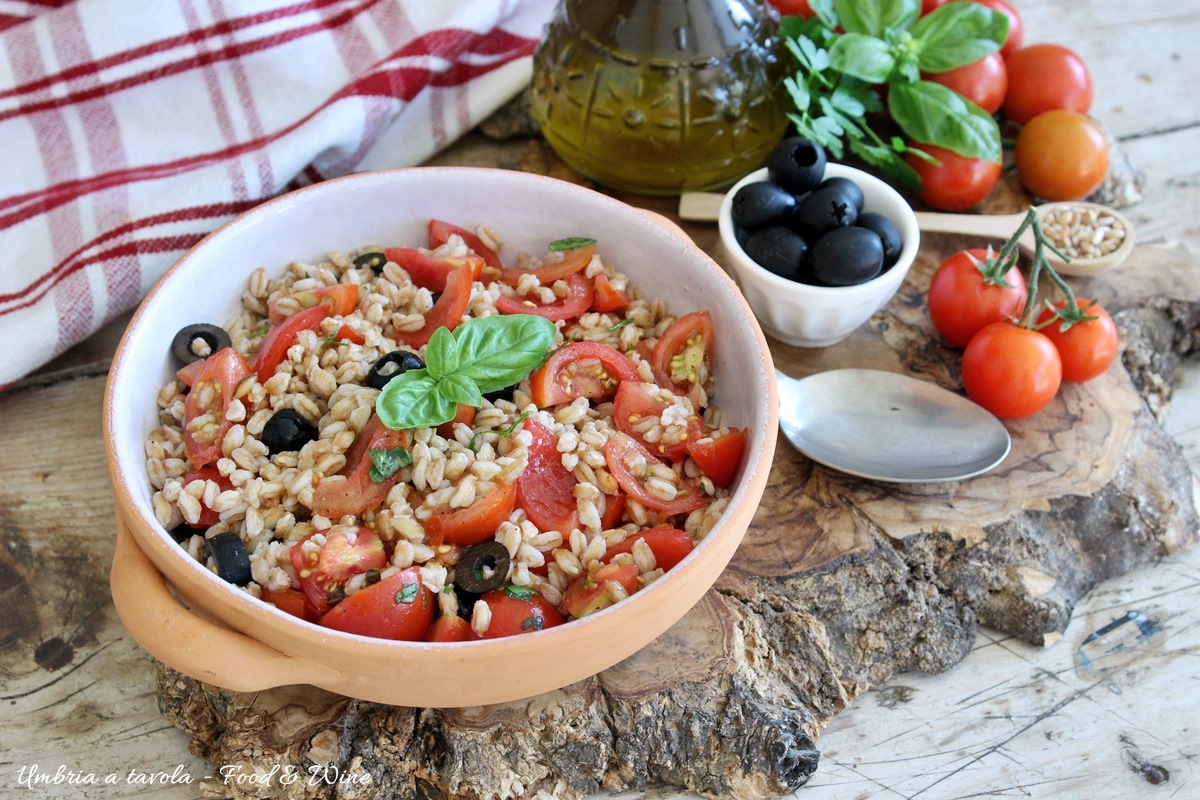 insalata di farro umbra, piatto estivo leggero e vegan, con pomodori e olive