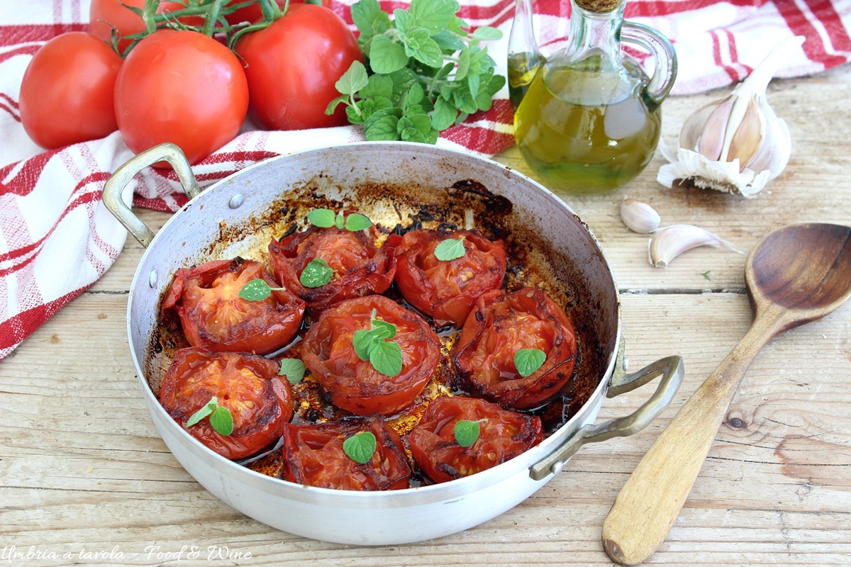 pomodori cotti in padella con aglio e mentuccia, contorno umbro vegan facile