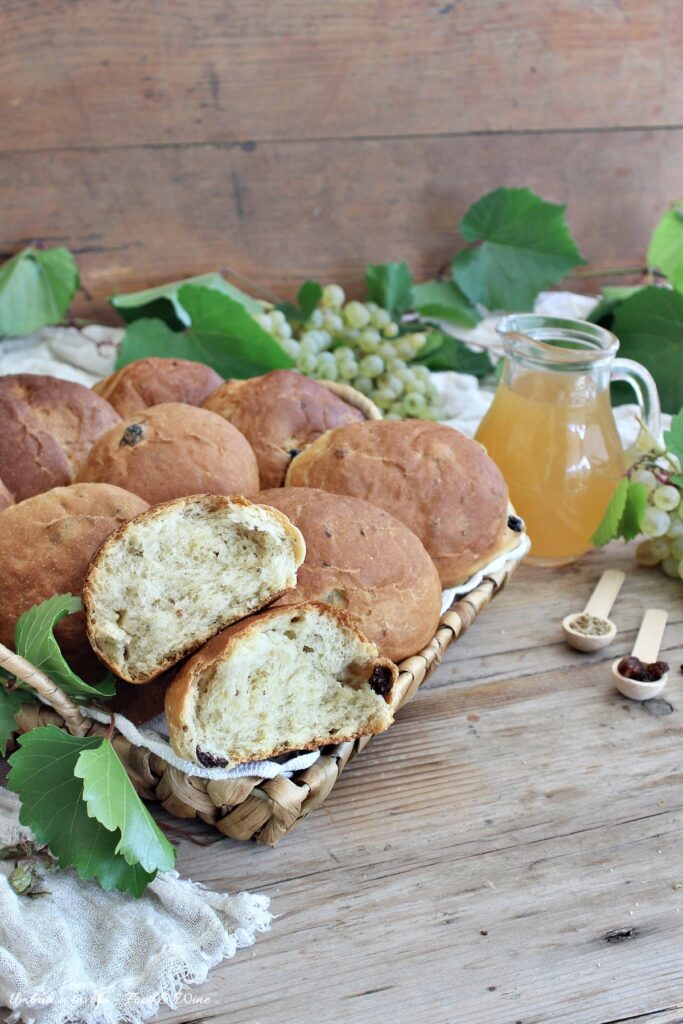 Maritozzi umbri con mosto d'uva non fermentato, uvetta e semi di anice