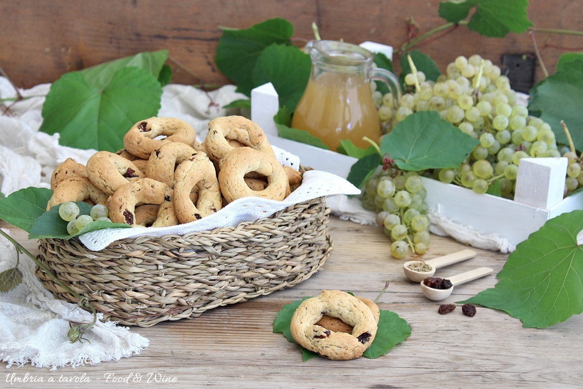 ciambelline con il mosto umbre della vendemmia, senza lattosio e senza uova
