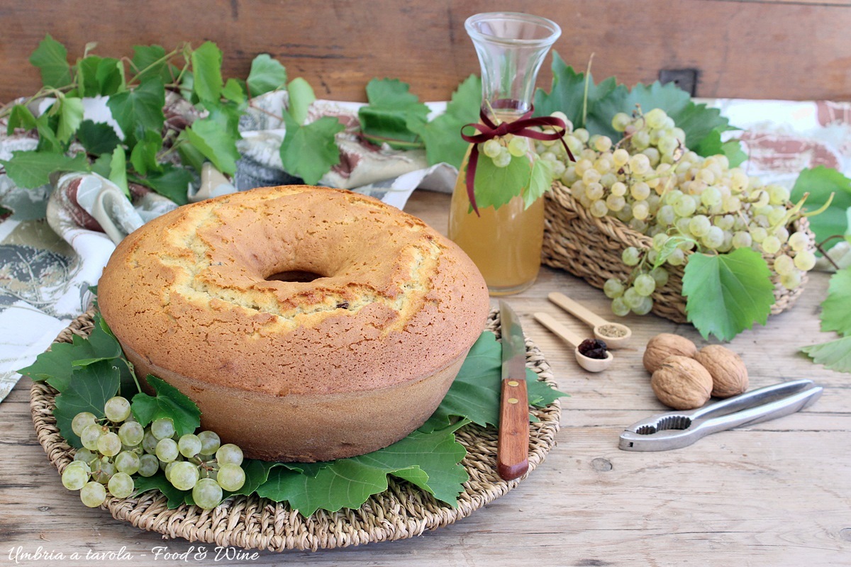 ciambellone umbro con mosto d'uva, noci, anice e uvetta