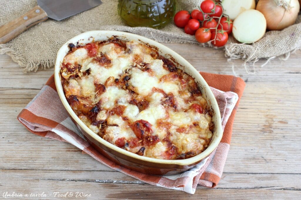 parmigiana di cipolle di Cannara, pomodori, parmigiano e mozzarella